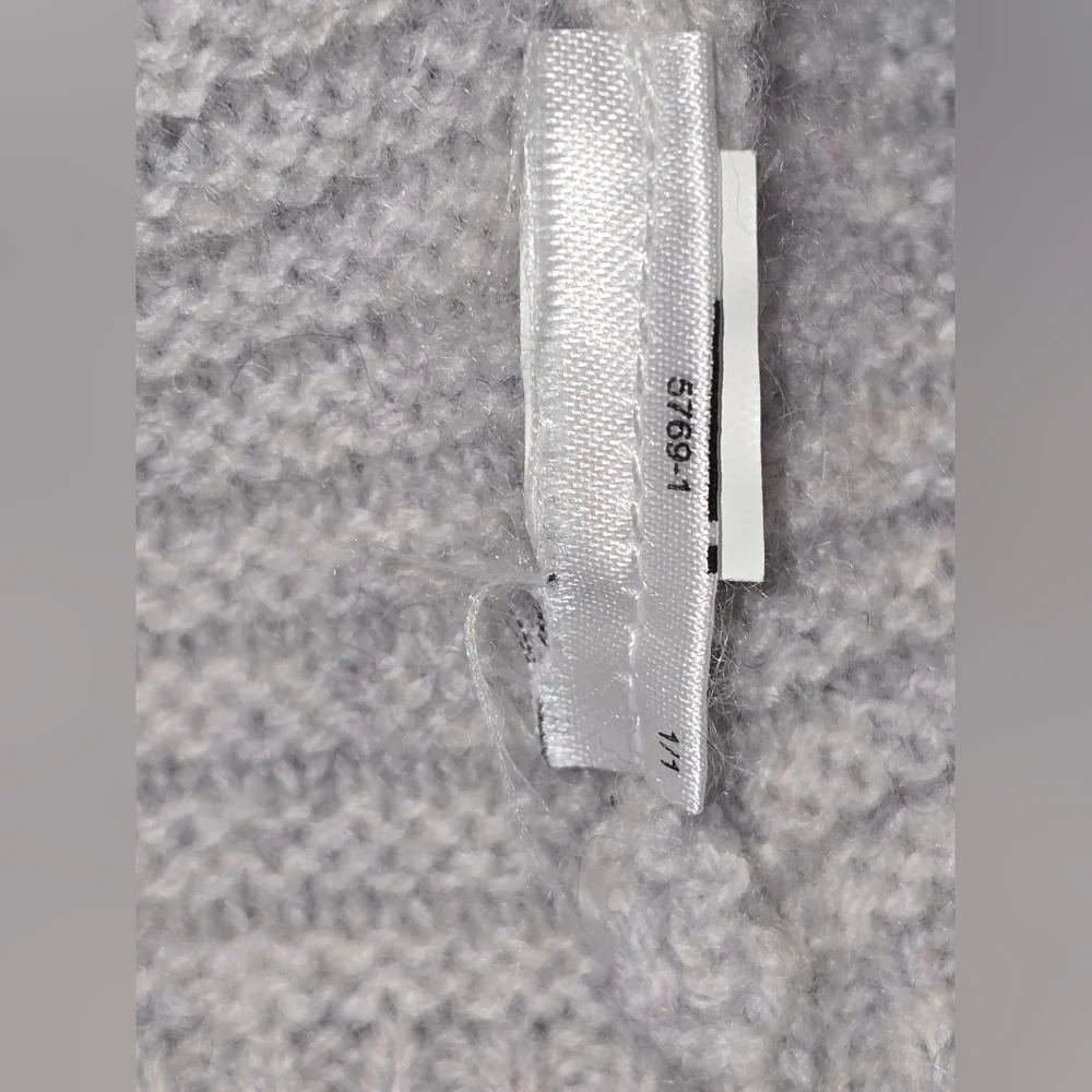 Banana Republic V-Neck Cashmere Sweater Women's Size Small - Picture 8 of 8